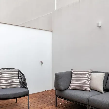 Stunning 2 Bed Apt W/terrace & Sleeps 5 Nr Rato * Lisbona