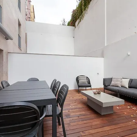 Stunning 2 Bed Apt W/terrace & Sleeps 5 Nr Rato 리스본
