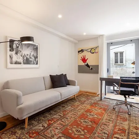 Stunning 2 Bed Apt W/terrace & Sleeps 5 Nr Rato * Lisbona