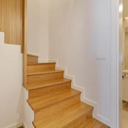 Stunning 2 Bed Apt W/terrace & Sleeps 5 Nr Rato 리스본